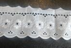 10 meter oude broderie/bloemetjes, Ophalen of Verzenden
