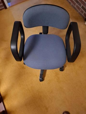 BUREAU STOEL IN BIJNA NIEUWSTAAT beschikbaar voor biedingen