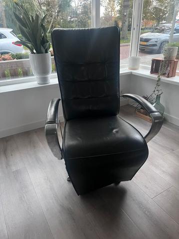 Draaibare Prominent Relaxstoel met Gebruikerssporen beschikbaar voor biedingen