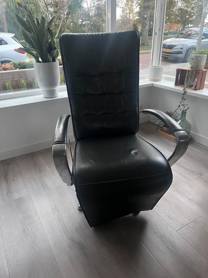 Draaibare Prominent Relaxstoel met Gebruikerssporen, Huis en Inrichting, Stoelen, Gebruikt, Eén, Leer, Zwart, Ophalen