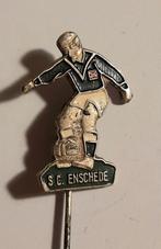 Speldje van S.C. ENSCHEDE, VOETBALLER, BAL AAN DE VOET, Verzenden, Gebruikt, Sport