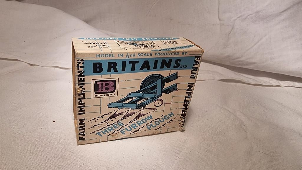 Britains Farm 9530 3 Furrow Plough, Ophalen of Verzenden, Nieuw, Tractor of Landbouw, Britains