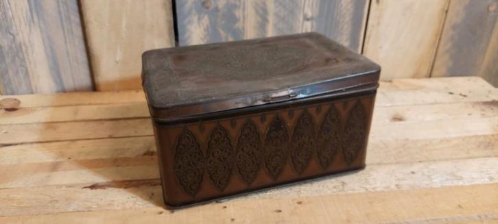 Groot oud blik met maaswol. Altijd als naaidoos gebruikt, Verzamelen, Blikken, Gebruikt, Overige, Ophalen of Verzenden