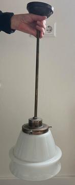Art Deco schoollamp met wit opaline glas, Huis en Inrichting, Lampen | Hanglampen, Ophalen, Gebruikt, Glas, Minder dan 50 cm
