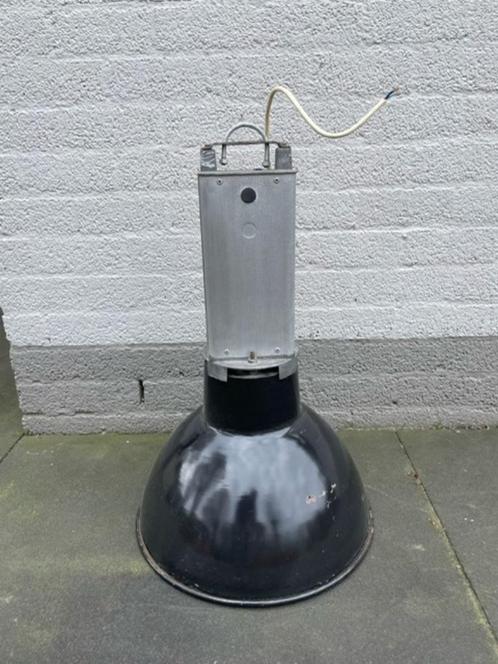 Oude industriële hanglamp uit de jaren ‘60. Merk “Mazda”., Huis en Inrichting, Lampen | Hanglampen, Gebruikt, 50 tot 75 cm, Metaal