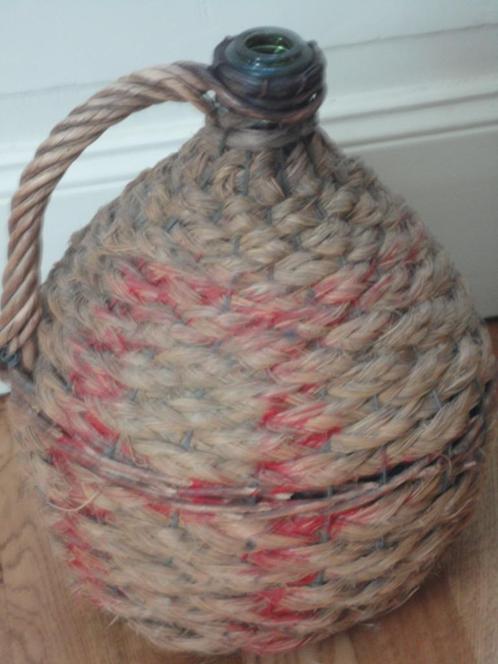 prachtige oude MANDFLES + RODE TEKST / groene fles in mand, Antiek en Kunst, Antiek | Woonaccessoires, Ophalen of Verzenden