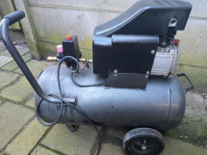 Te koop; Vos Compressor 50 L, Doe-het-zelf en Verbouw, Compressors, Gebruikt, 6 tot 10 bar, 25 tot 100 liter, 200 tot 400 liter/min