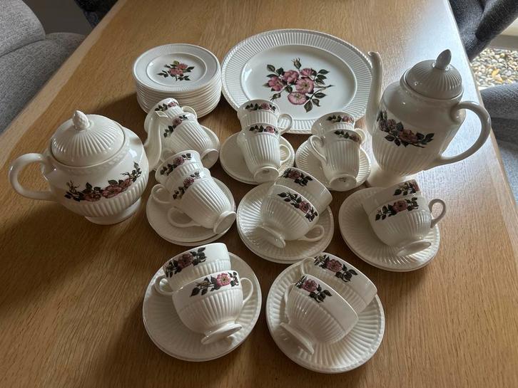 Koffie- en Theeservies Wedgwood Briar Rose, Huis en Inrichting, Keuken | Servies, Gebruikt, Kop(pen) en/of Schotel(s), Wedgwood