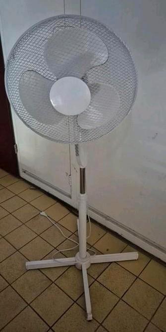 Gratis Ventilator staand wit beschikbaar voor biedingen