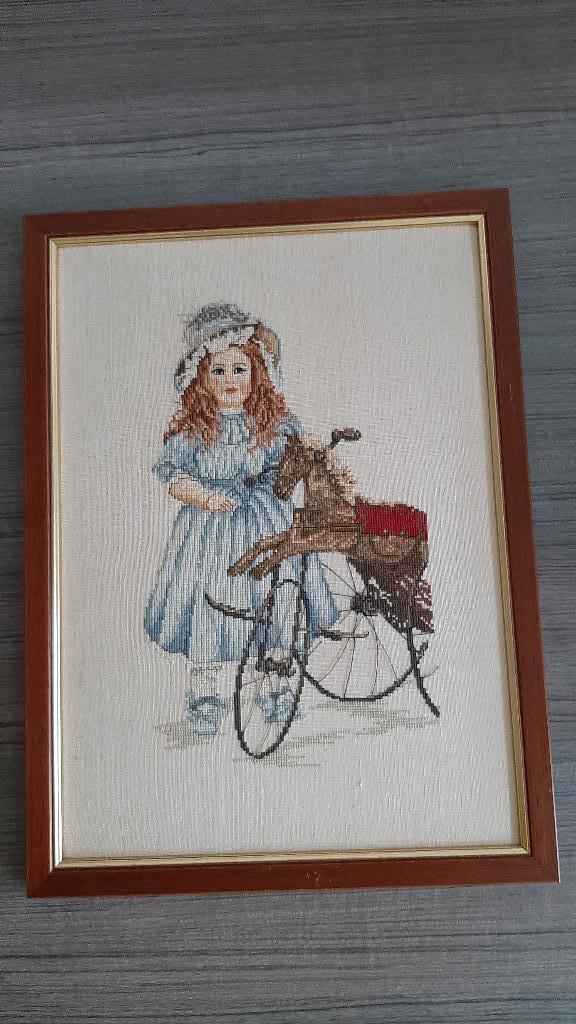 Geborduurde pop met oude fiets, Huis en Inrichting, Woonaccessoires | Wanddecoraties, Zo goed als nieuw, Ophalen