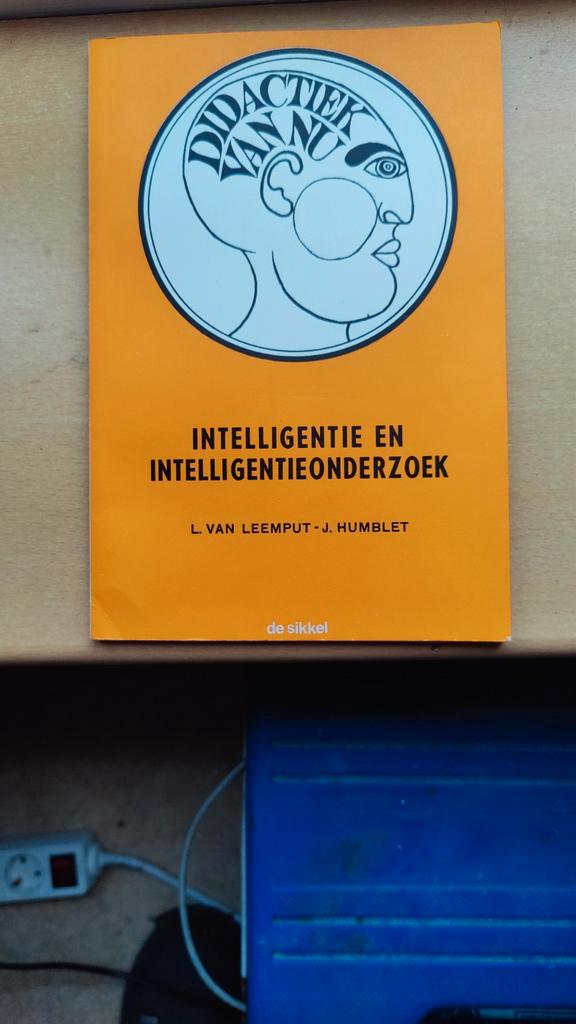Intelligentie en Intelligentieonderzoek - L. van Leemput, Boeken, Studieboeken en Cursussen, Gelezen, HBO, Alpha, Ophalen of Verzenden