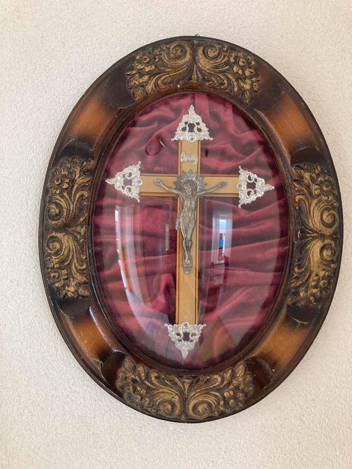 Antiek kruisbeeld in ovale lijst, Antiek en Kunst, Antiek | Religie, Ophalen of Verzenden
