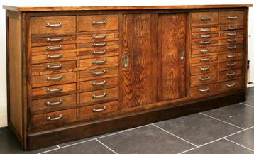 Antieke eiken kast uit een horlogemakers atelier ca 1930. beschikbaar voor biedingen
