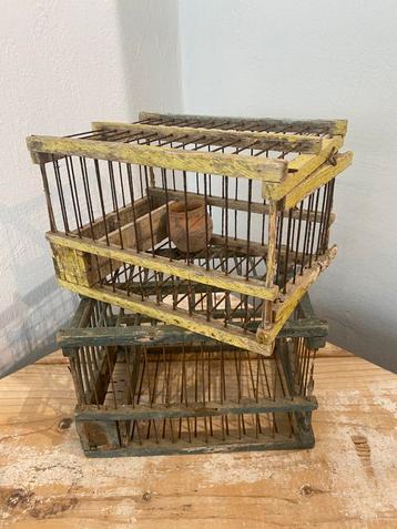 Twee oude vogelkooitjes beschikbaar voor biedingen