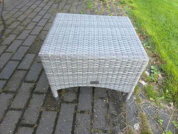 Bijzettafeltje/krukje beschikbaar voor biedingen