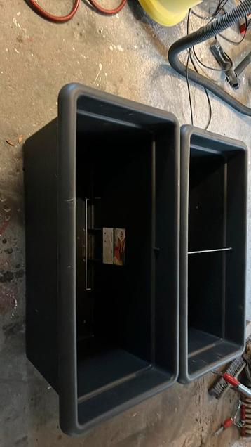 2x grote elho kunstof plantenbak beschikbaar voor biedingen