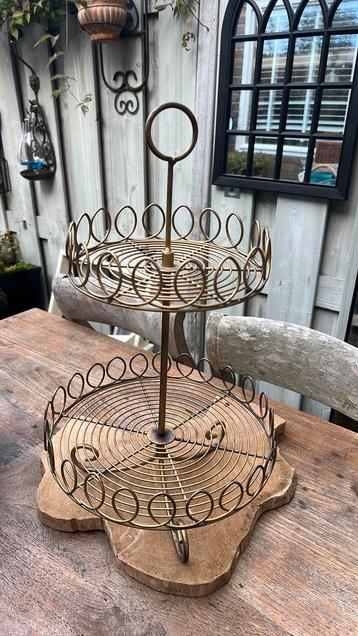 Brocante metalen goudkleurige etagere beschikbaar voor biedingen