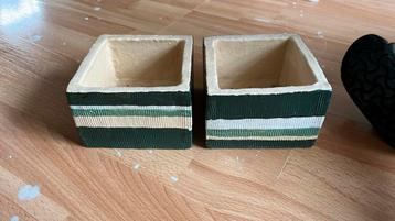 Twee keramieken schaaltjes/bloempotjes beschikbaar voor biedingen