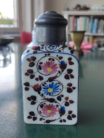 Melkglas flacon met tinnen dop, met ranken en bloemen  beschikbaar voor biedingen