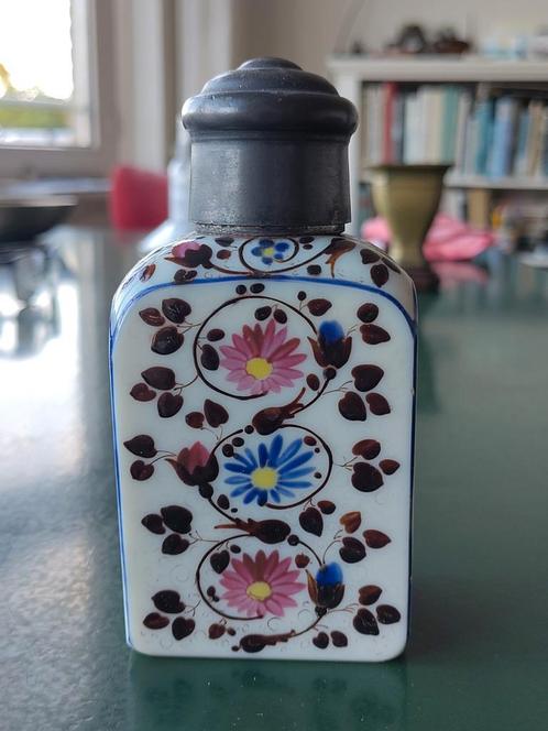 Melkglas flacon met tinnen dop, met ranken en bloemen, Antiek en Kunst, Antiek | Glas en Kristal, Ophalen of Verzenden