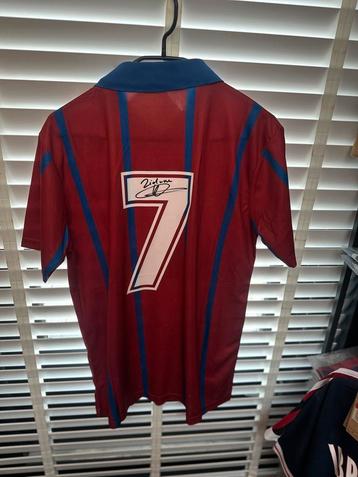 Gesingeerd shirt van Zidane beschikbaar voor biedingen