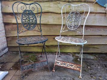 Opknappers: twee metalen bistrostoelen / tuinstoelen  beschikbaar voor biedingen