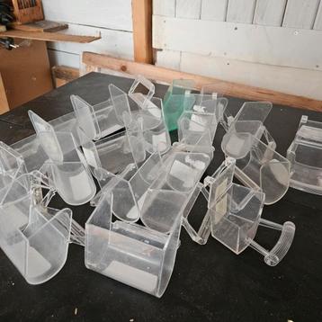 Plastic bakjes beschikbaar voor biedingen