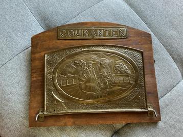 Vintage krantenhouder hout/messing beschikbaar voor biedingen