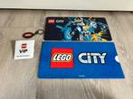 Lego City Tin Sign en logo keychain NIEUW, Ophalen of Verzenden, Nieuw, Complete set, Lego