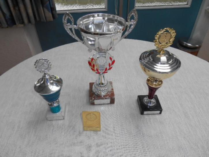 4 bekers/prijzen allerlei, Verzamelen, Sportartikelen en Voetbal, Gebruikt, Overige typen, Overige sporten, Ophalen of Verzenden