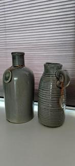 2 Grijze Siervazen, Overige kleuren, Aardewerk of Porselein, Ophalen of Verzenden, Zo goed als nieuw