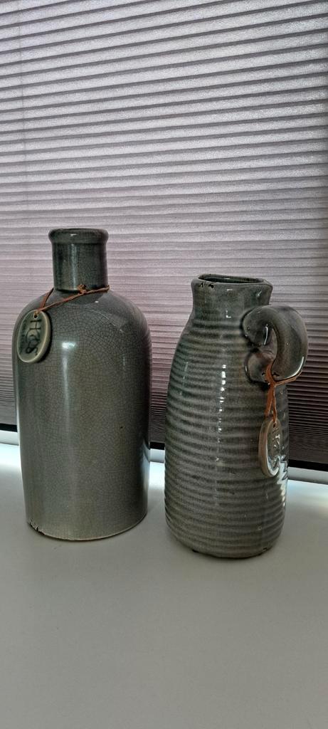 2 Grijze Siervazen, Huis en Inrichting, Woonaccessoires | Vazen, Zo goed als nieuw, Overige kleuren, Minder dan 50 cm, Aardewerk of Porselein