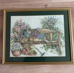 Geborduurd en ingelijst -tuinbankje met hark ‘ vintage, Antiek en Kunst, Ophalen of Verzenden