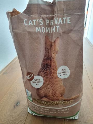 2 zakken kattenbakvulling houtkorrels (20 liter elk) beschikbaar voor biedingen