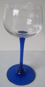 vintage Luminarc (Elzas) wijnglas met blauwe hoge voet, Verzamelen, Glas en Borrelglaasjes, Overige typen, Ophalen of Verzenden