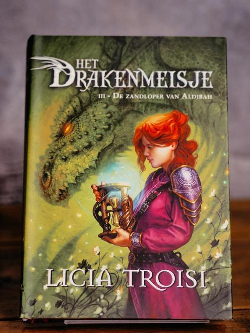 De Zandloper van Aldibah, Drakenmeisje #3, Troisi, hardcover, Boeken, Fantasy, Zo goed als nieuw, Ophalen of Verzenden