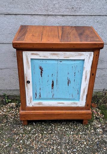 Houten kastje met blauwe deur beschikbaar voor biedingen