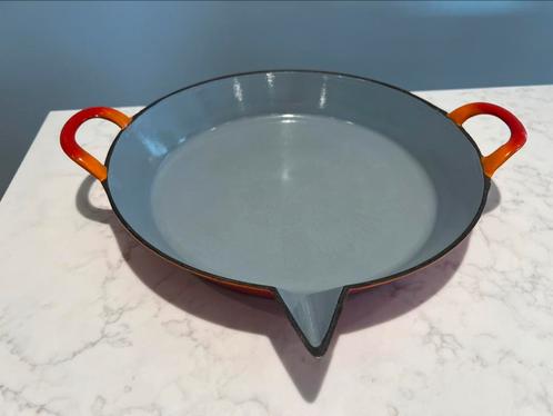 Gietijzeren ovenschaal rond 28 cm in goede staat, Huis en Inrichting, Keuken | Potten en Pannen, Gebruikt, Koekenpan of Braadpan
