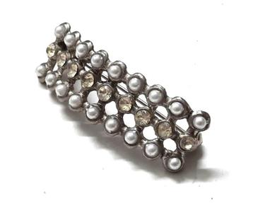 Vintage broche met rijtje strass en twee rijtjes pareltjes  beschikbaar voor biedingen