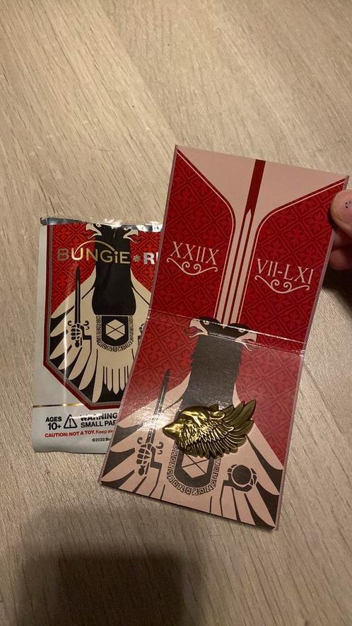 Out Fly the Wolves pin + Heritage Eternal (kan verzenden), Verzamelen, Speldjes, Pins en Buttons, Zo goed als nieuw, Speldje of Pin