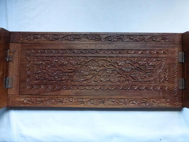 Indonesisch Handgesneden boekenrek., Antiek en Kunst, Kunst | Beelden en Houtsnijwerken, Ophalen of Verzenden