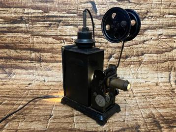 Antieke filmprojector lampje. beschikbaar voor biedingen