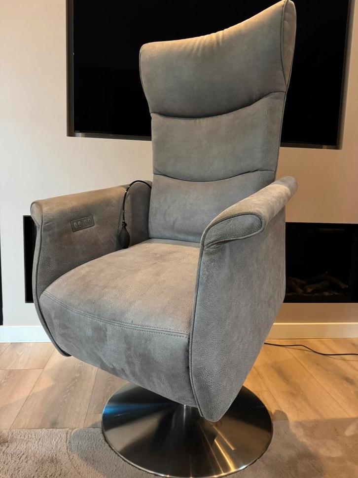 Sta Op stoel van Prominent grijs suede, Huis en Inrichting, Fauteuils, Zo goed als nieuw, Leer, 50 tot 75 cm, Minder dan 75 cm