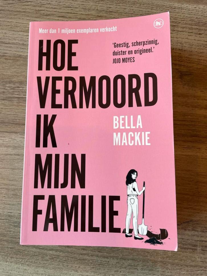 Hoe vermoord ik mijn familie - Bella Mackie, Boeken, Thrillers, Zo goed als nieuw, Europa overig, Ophalen of Verzenden