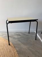 Vintage bijzettafel met zwart metalen onderstel, Gebruikt, Metaal of Aluminium, 55 tot 75 cm, Rechthoekig