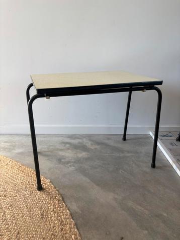Vintage bijzettafel met zwart metalen onderstel beschikbaar voor biedingen