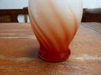 Vintage opaline vaasje in wit met oranje, 25 cm., Antiek en Kunst, Antiek | Glas en Kristal, Ophalen of Verzenden