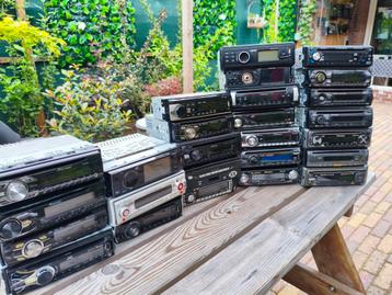 Vele autoradio's alles in 1 koop beschikbaar voor biedingen