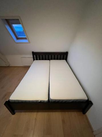2 80x200cm mattresses and bed frame beschikbaar voor biedingen