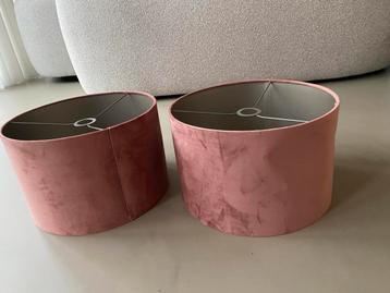 Twee suede lampenkappen roze 40cm breed